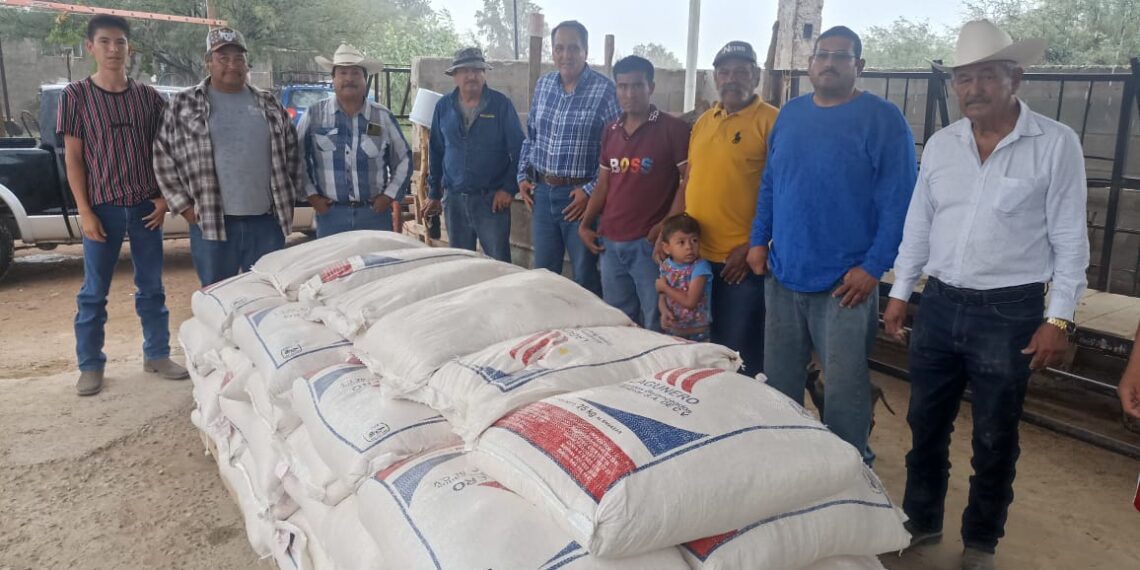 Continúa Gobierno de Betzabé Martínez con la entrega de suplemento alimenticio para fortalecer la actividad caprina en Gómez Palacio