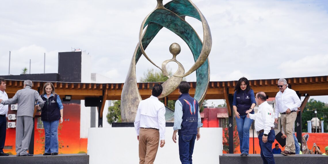 Entregan Esteban y Toño un abrazo que une a Durango en la renovada Plaza de la Familia