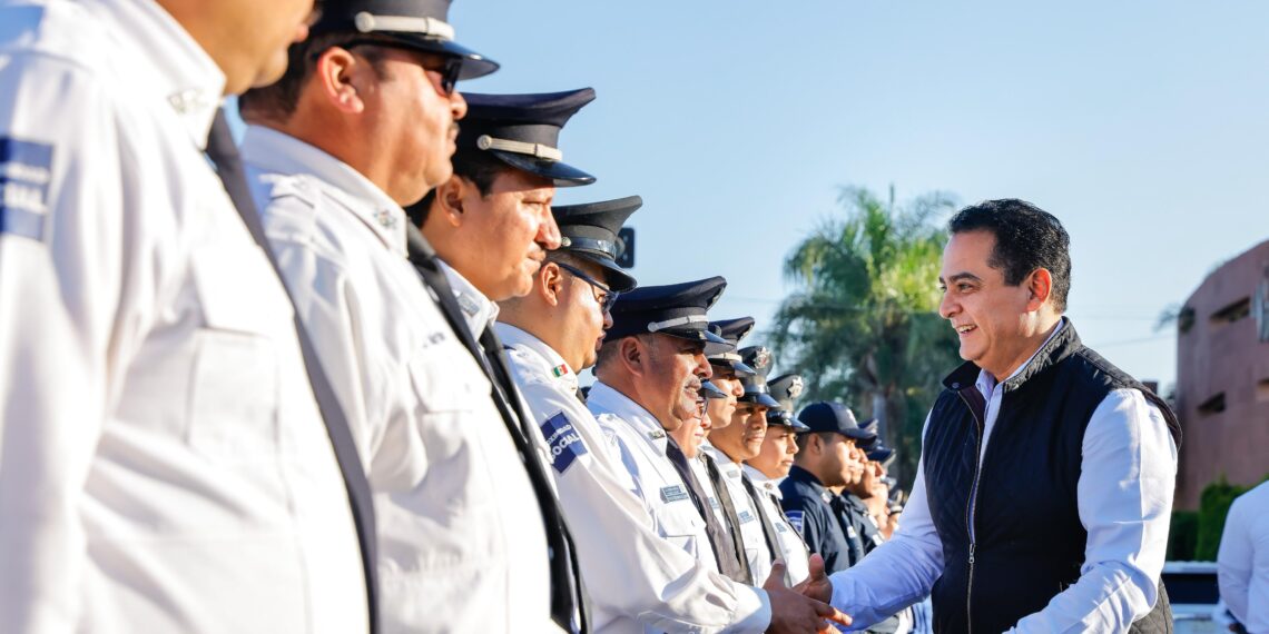 Reconocimiento a la vocación de servir; Toño Ochoa condecora a elementos de Seguridad Pública