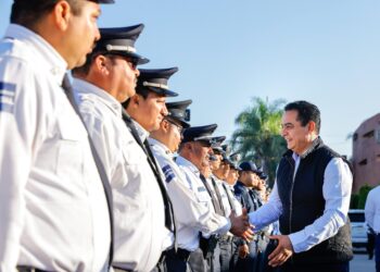 Reconocimiento a la vocación de servir; Toño Ochoa condecora a elementos de Seguridad Pública