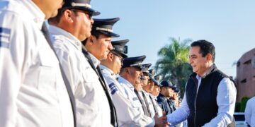 Reconocimiento a la vocación de servir; Toño Ochoa condecora a elementos de Seguridad Pública