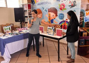 Acerca Toño Ochoa libros, aprendizaje y diversión a la niñez duranguense en vacaciones