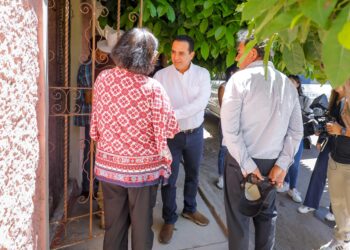 Cerca de la gran familia, Toño Ochoa escucha y atiende sus necesidades