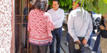 Cerca de la gran familia, Toño Ochoa escucha y atiende sus necesidades