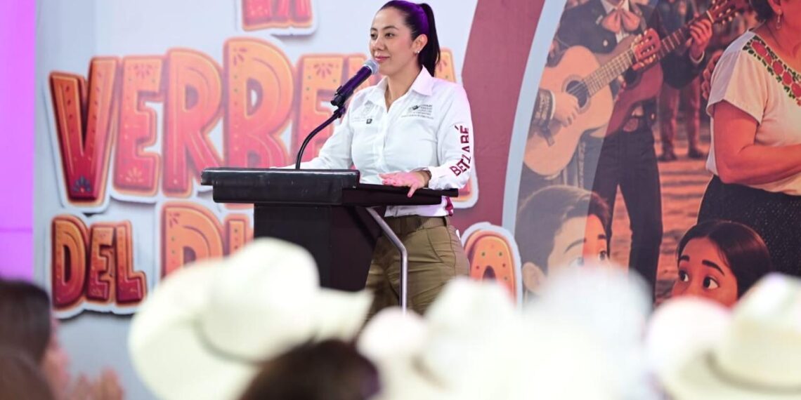 Betzabé Martínez rinde cuentas ante el pueblo de Gómez Palacio