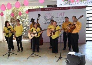 Celebran a abuelos de Gómez Palacio en el Club de la Tercera Edad