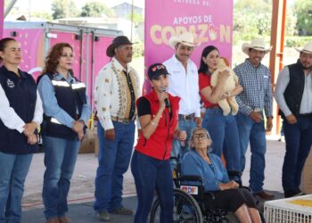 Lleva Toño Ochoa apoyo alimenticio a la gran familia de la Sierra