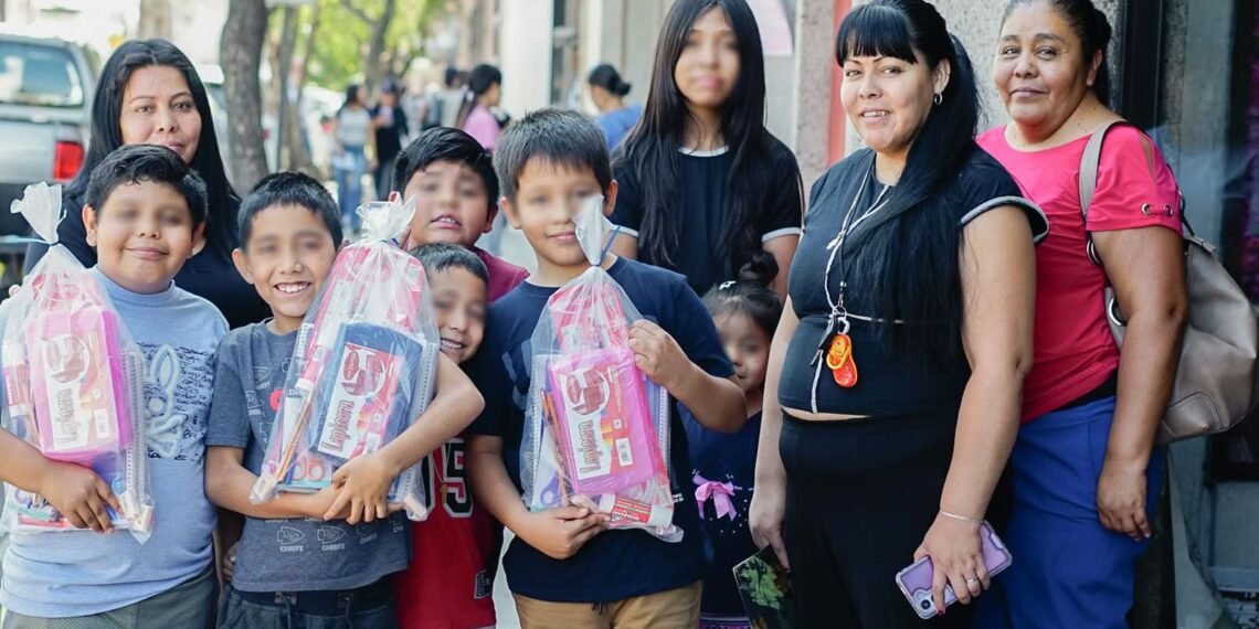 ¡Al 100 con la escuela! Apoya Toño Ochoa a más de 500 familias en este regreso a clases