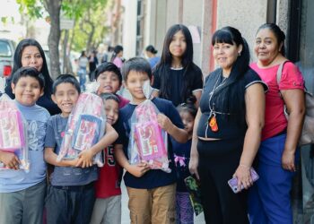 ¡Al 100 con la escuela! Apoya Toño Ochoa a más de 500 familias en este regreso a clases