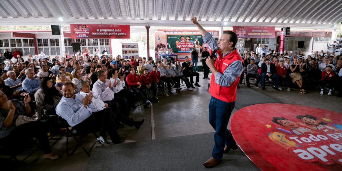 Regresan a clases 370 mil estudiantes de Durango con uniformes, útiles y libros de texto gratuitos