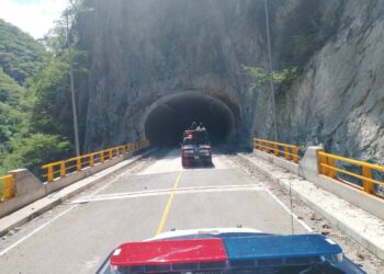 Blindan tramos limítrofes de la supercarretera tras inusual reporte de robos