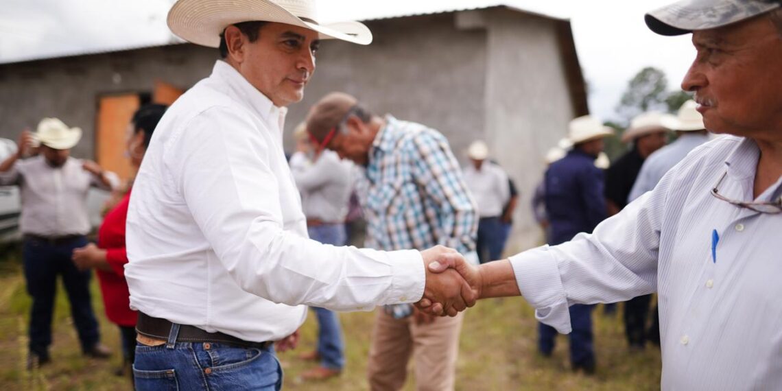 Resuelve Toño Ochoa a comunidades del medio rural con agua y caminos
