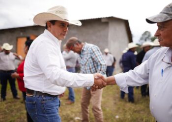 Resuelve Toño Ochoa a comunidades del medio rural con agua y caminos