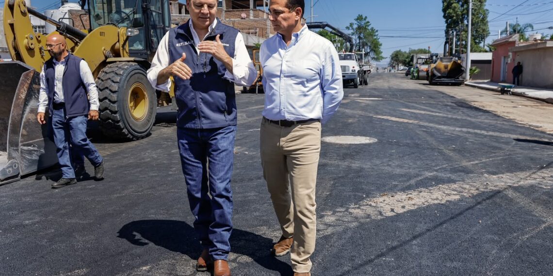 Cumplen sus sueños vecinos de Paseo de la Ferrería; tras 40 años verán pavimentada su calle