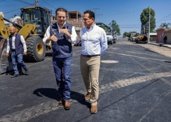 Cumplen sus sueños vecinos de Paseo de la Ferrería; tras 40 años verán pavimentada su calle