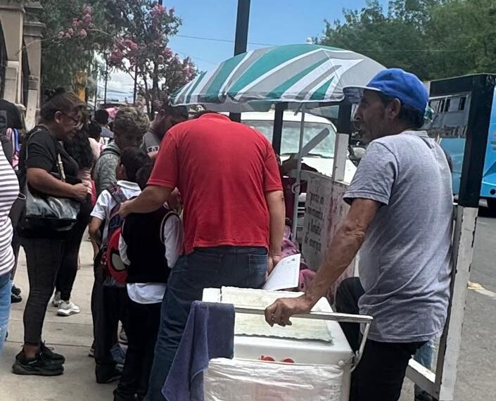 Advierten retiro de vendedores de comida chatarra afuera de escuelas