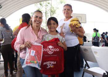 Lleva Toño Ochoa apoyos y servicios a Jardines de Cancún