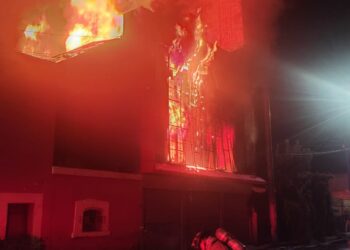 Fuego en edificio de tres pisos fue contenido antes de extenderse