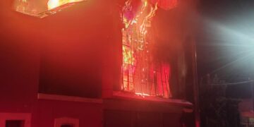 Fuego en edificio de tres pisos fue contenido antes de extenderse