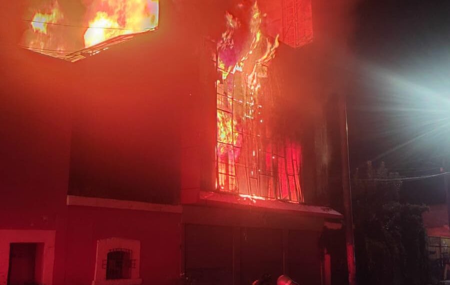 Fuego en edificio de tres pisos fue contenido antes de extenderse