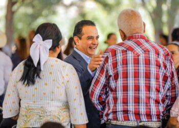 Más de mil 400 negocios abren en Durango; Toño Ochoa facilita el camino para emprender