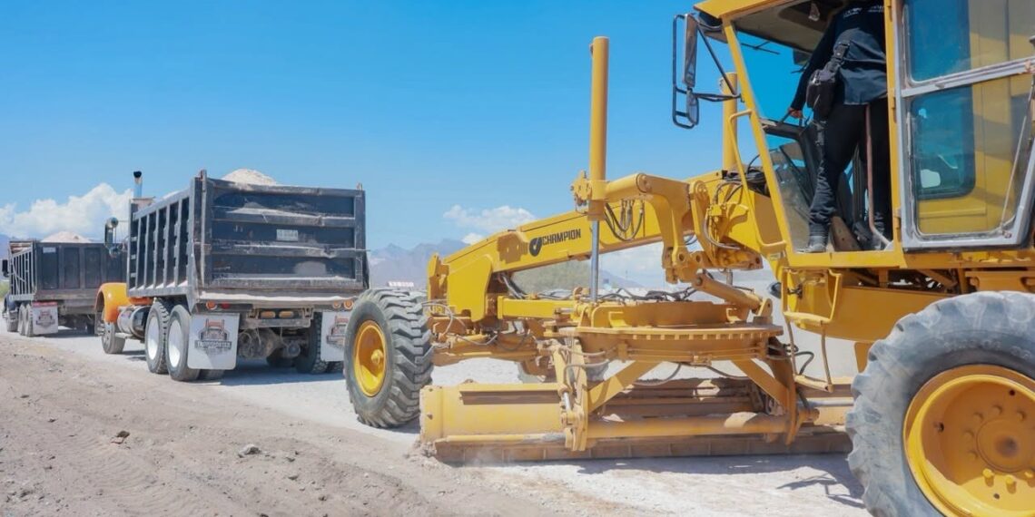 Con rehabilitación de caminos rurales, Betzabé Martínez transforma un problema ambiental en infraestructura para las comunidades
