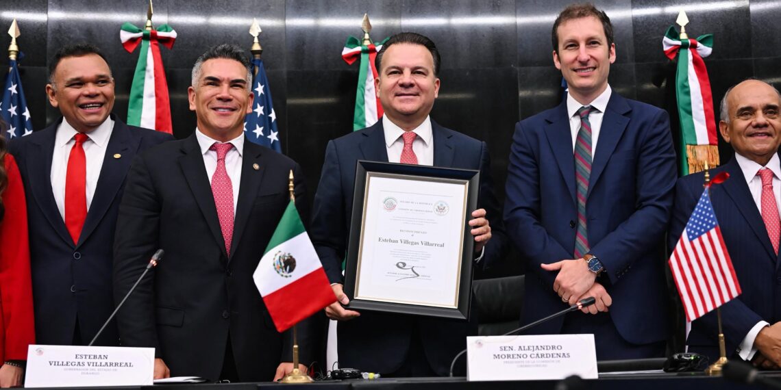 Junto al representante de la Embajada de Estados Unidos, reconocen a Esteban Villegas por su ponencia sobre ciberseguridad en el Senado de la República