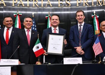 Junto al representante de la Embajada de Estados Unidos, reconocen a Esteban Villegas por su ponencia sobre ciberseguridad en el Senado de la República