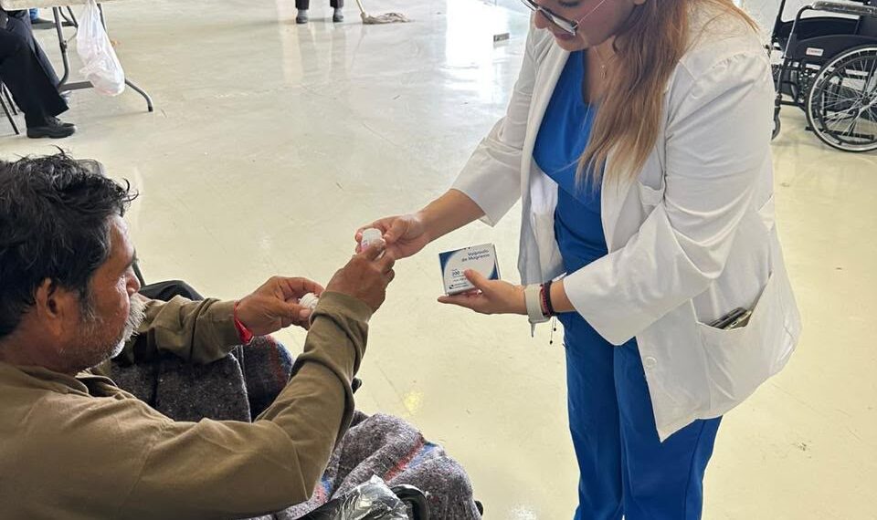Brigadas de Salud atienden en albergue a familias afectadas por lluvias en Gómez Palacio