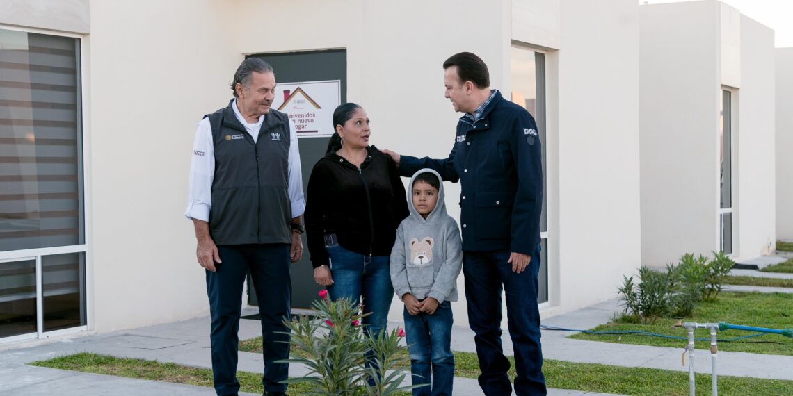 Desde la Mañanera, el gobernador Esteban Villegas informa a la Presidenta Claudia Sheinbaum el avance de 25 mil viviendas en Durango