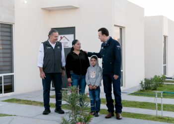 Desde la Mañanera, el gobernador Esteban Villegas informa a la Presidenta Claudia Sheinbaum el avance de 25 mil viviendas en Durango