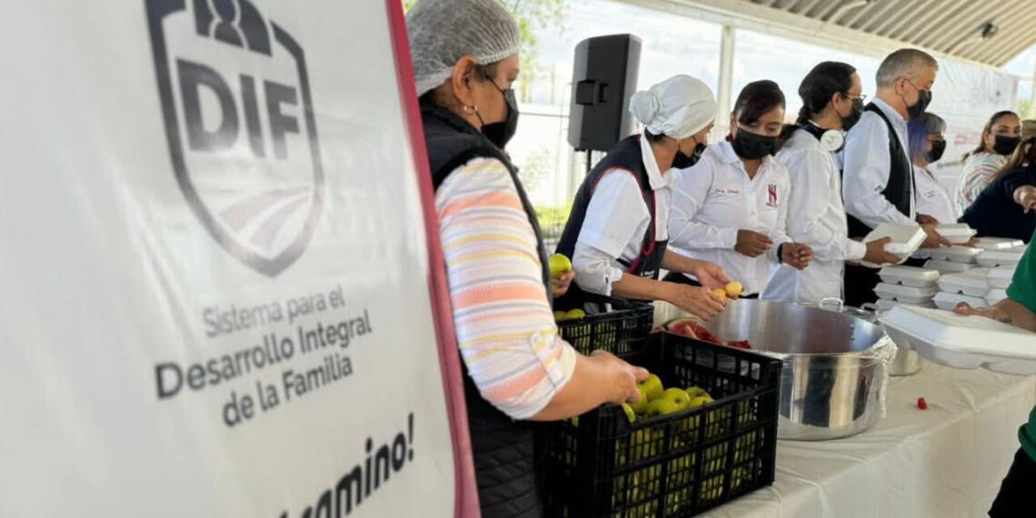 Llevan Lupita y Toño Ochoa alimentación nutritiva a más familias de Durango
