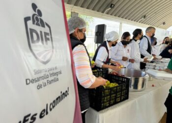 Llevan Lupita y Toño Ochoa alimentación nutritiva a más familias de Durango