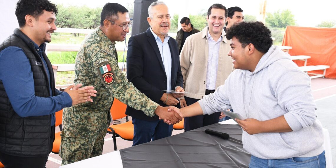 Entregamos cartillas militares a jóvenes duranguenses: Toño Ochoa