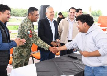 Entregamos cartillas militares a jóvenes duranguenses: Toño Ochoa