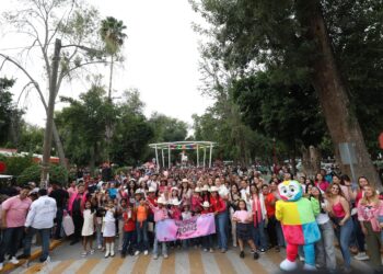 Marisol y Susy celebran el Día de la Niña con Callejoneada Rosa Infantil en Lerdo