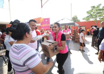 Marisol Rosso lleva paquetes alimentarios a comunidades afectadas por las lluvias en Gómez Palacio y anuncia un nuevo comedor escolar