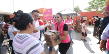 Marisol Rosso lleva paquetes alimentarios a comunidades afectadas por las lluvias en Gómez Palacio y anuncia un nuevo comedor escolar