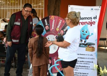 Acerca Betzabé Martínez servicios gratuitos a las familias de Estación Noé