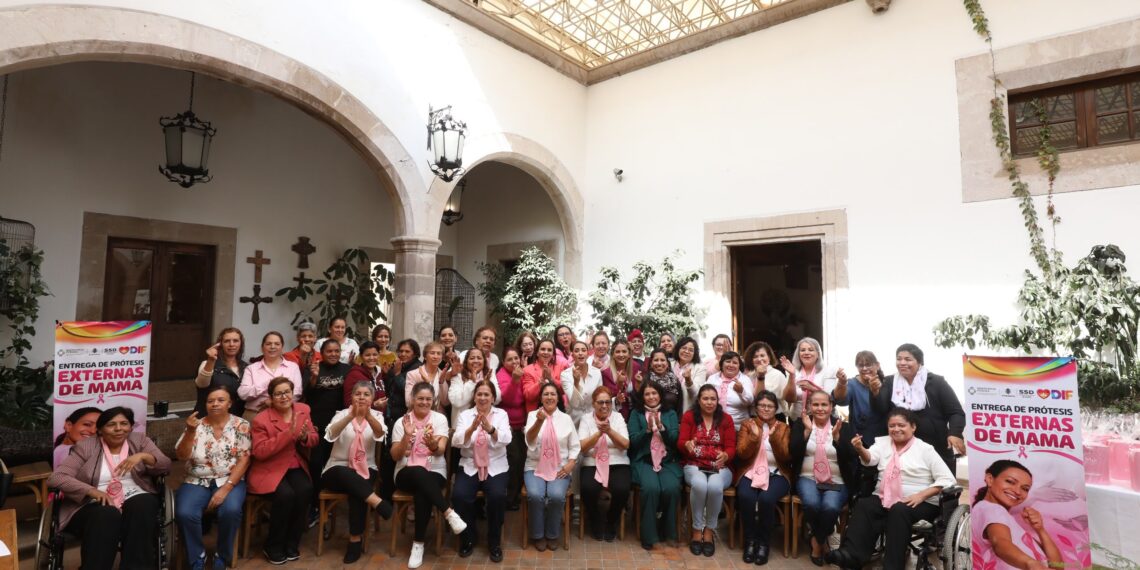 En emotivo encuentro con sobrevivientes de cáncer de mama, Marisol Rosso entrega prótesis externas a 40 beneficiarias