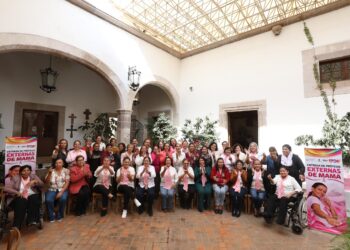 En emotivo encuentro con sobrevivientes de cáncer de mama, Marisol Rosso entrega prótesis externas a 40 beneficiarias
