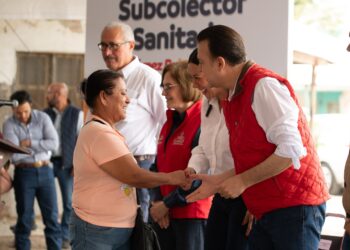 Mejorarán drenaje y reducirán riesgos de inundaciones en Gómez Palacio; Esteban y Betzabé inician colector sanitario en la colonia El Refugio