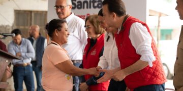 Mejorarán drenaje y reducirán riesgos de inundaciones en Gómez Palacio; Esteban y Betzabé inician colector sanitario en la colonia El Refugio